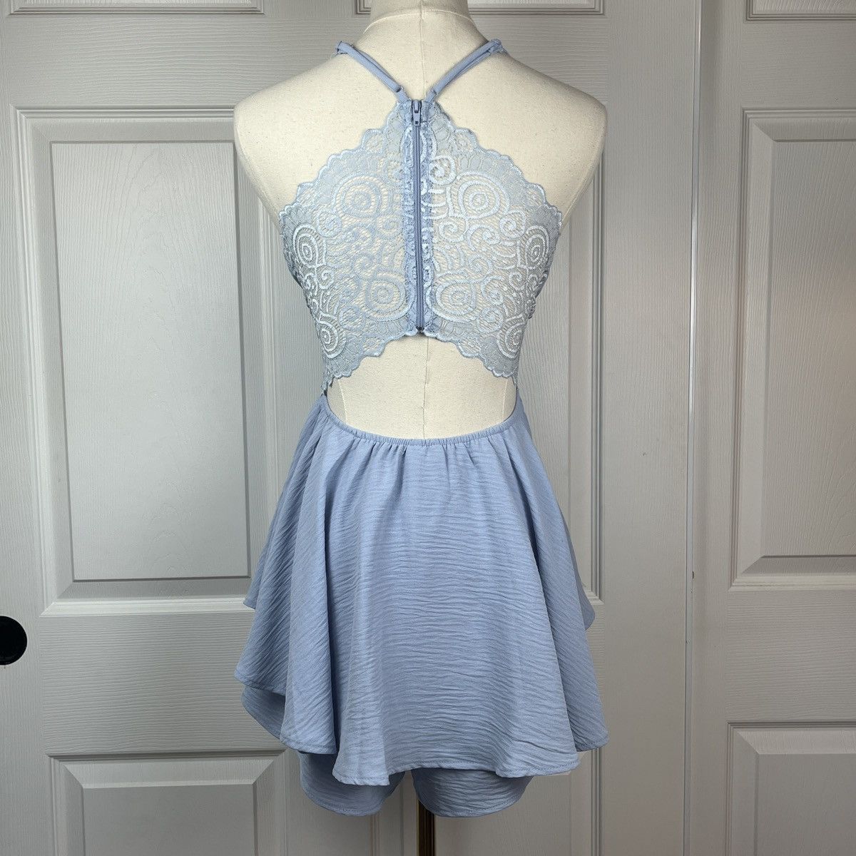 Other Windsor light blue lace mini dress w/ built in shorts Size M / US 6-8 / IT 42-44 - 2 Thumbnail