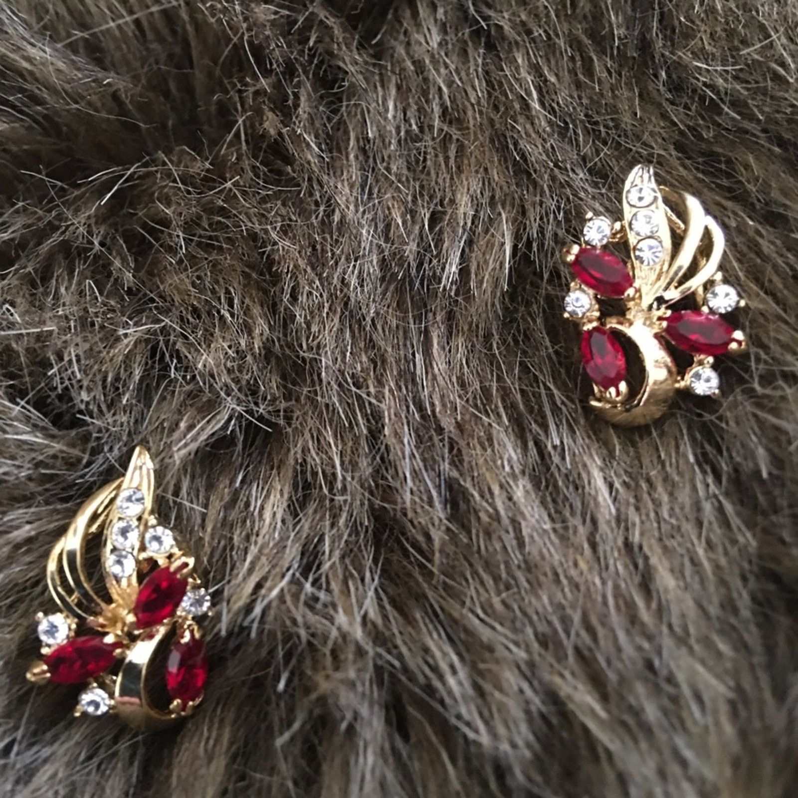 Jewelry Faux ruby gold tone cluster pierced earrings Size ONE SIZE - 1 Thumbnail
