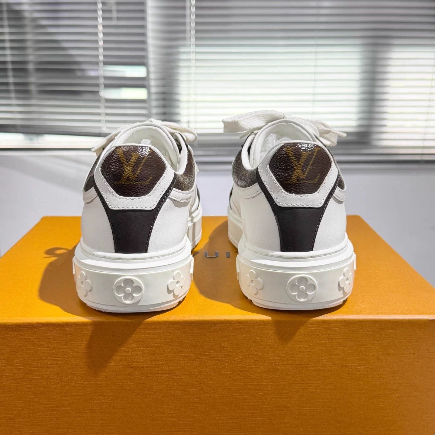 Louis Vuitton LV Time Out Monogram Leather Sneaker 99 New UK5.5 Size US 8 / IT 38 - 3 Thumbnail