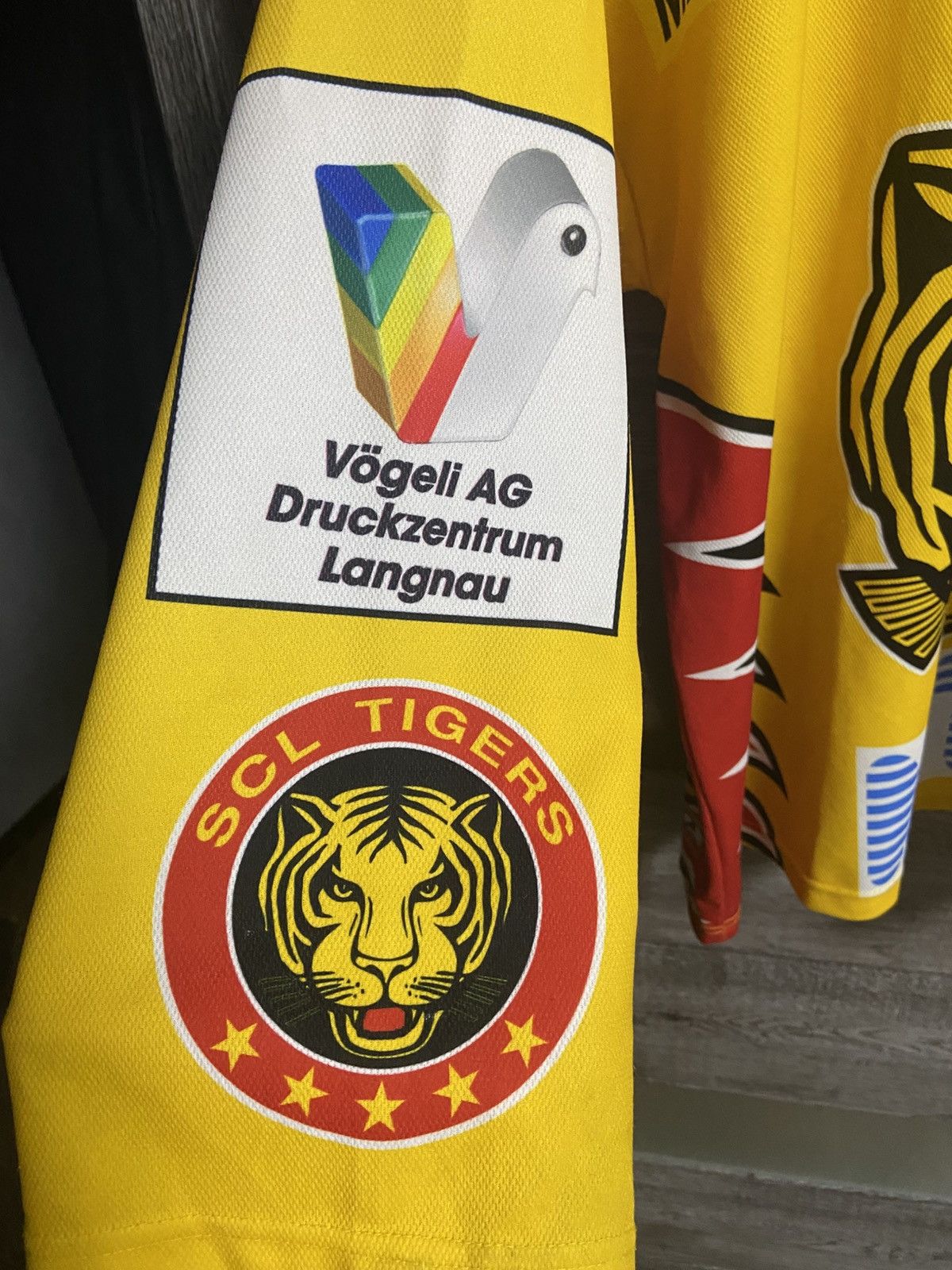 NHL SCL Tiger Langnau Switzerland NFL hockey Bauer Size US M / EU 48-50 / 2 - 12 Thumbnail