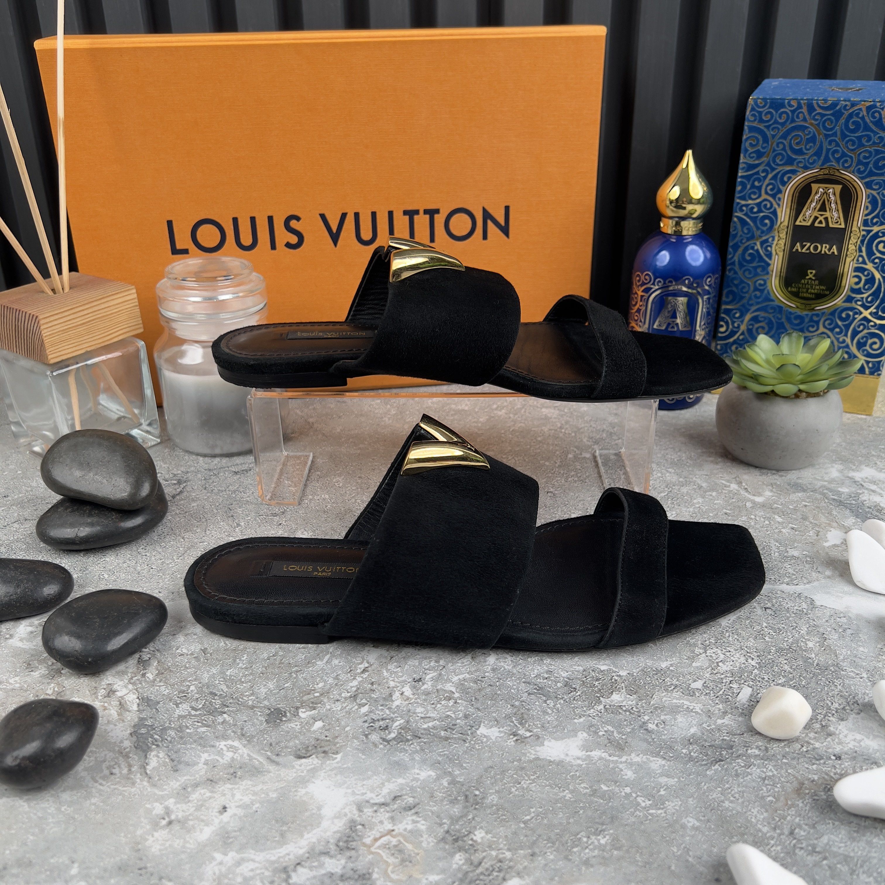 Louis Vuitton Louis Vuitton V Logo Slide Sandals Bayfront Flat Suede Size US 7.5 / IT 37.5 - 5 Thumbnail