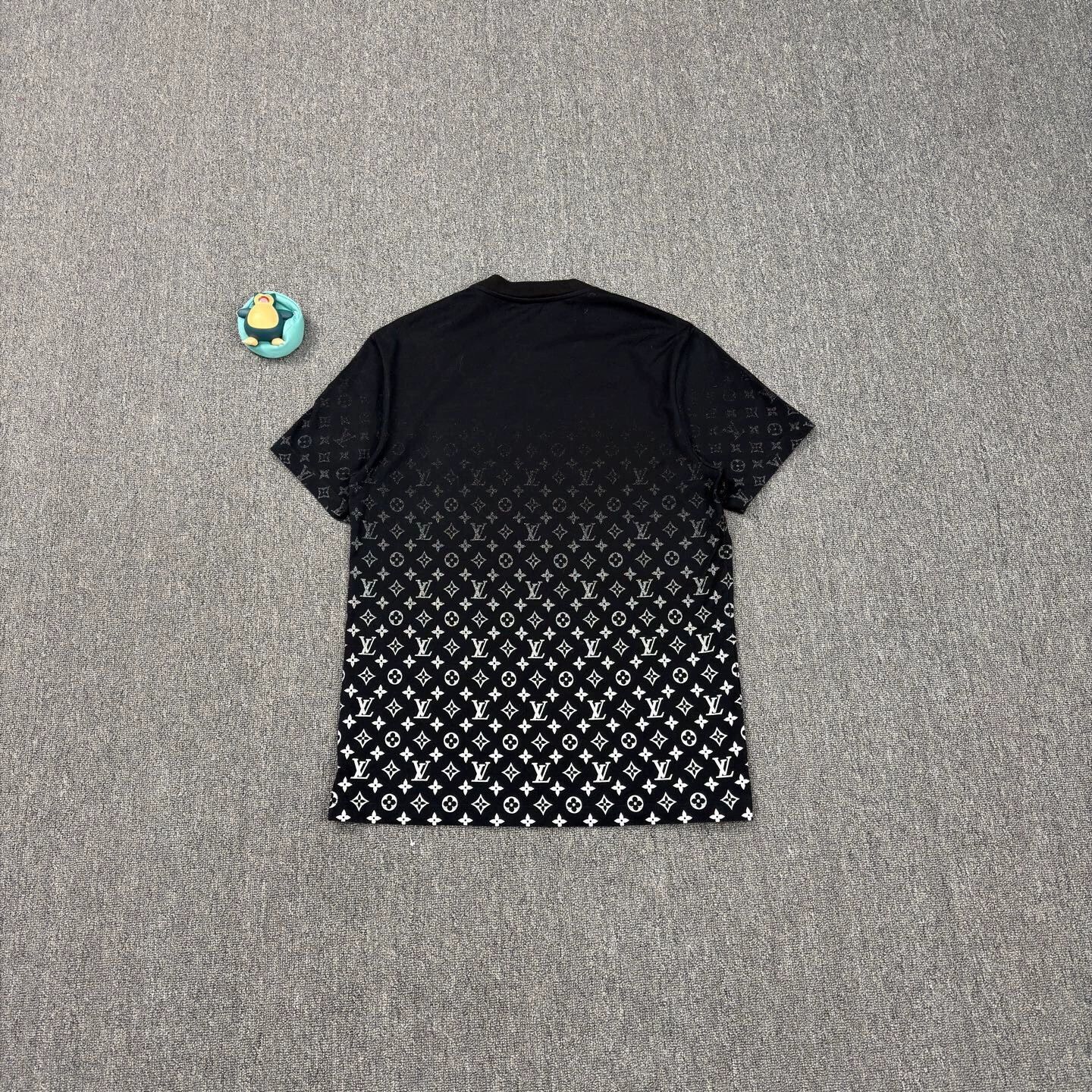 Louis Vuitton LV gradient allover print black s/s L mint Size US L / EU 52-54 / 3 - 2 Thumbnail