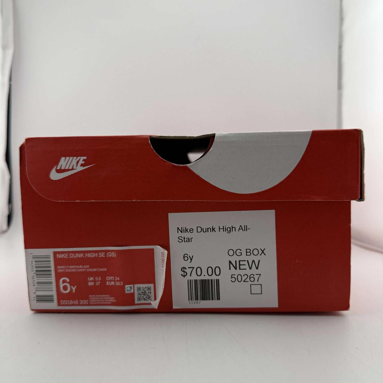 Nike Nike Dunk High SE (GS) Barely Green/Black 6Y New with Box Size US 6 / EU 39 - 7 Thumbnail