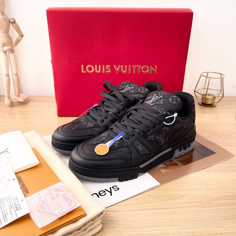 Louis Vuitton Low-Top Sneakers in Black and Gray 0079