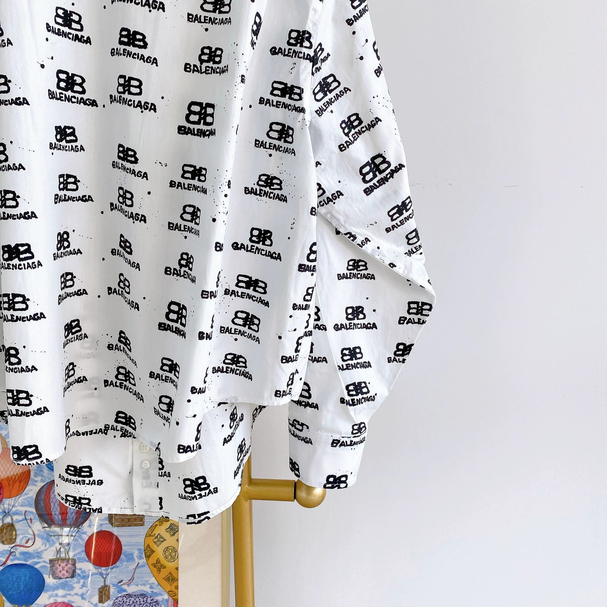 Balenciaga Balenciaga White Full Logo Shirt 48 Size US M / EU 48-50 / 2 - 6 Thumbnail