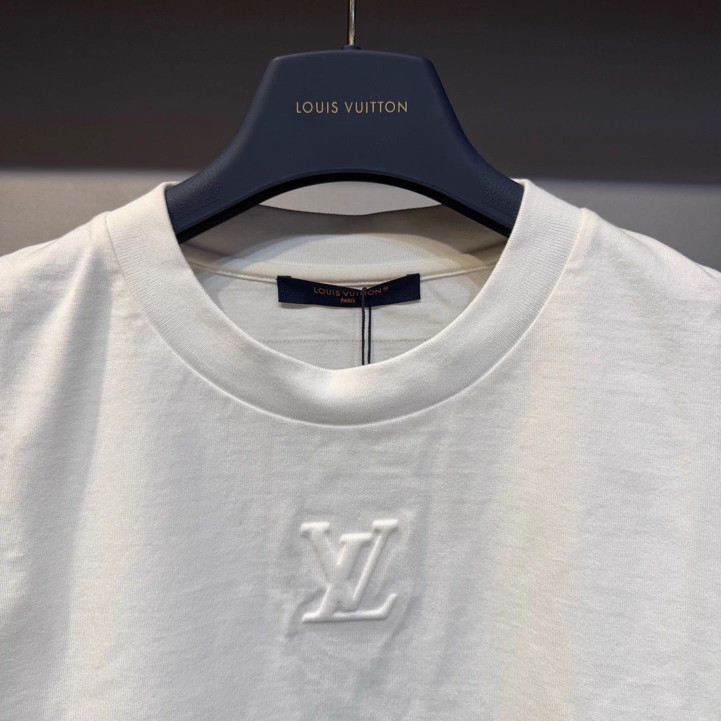 Louis Vuitton LV White Embossed Logo Short Tee M New w/ Tags Size US M / EU 48-50 / 2 - 2 Thumbnail