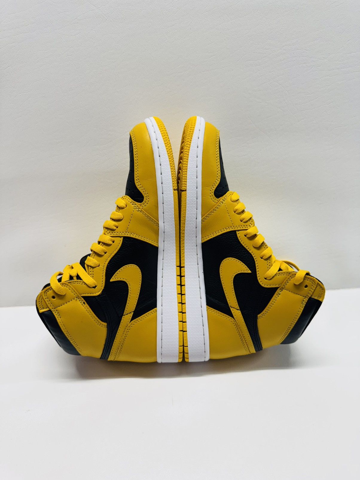 Jordan Brand Air Jordan 1 Retro High OG Pollen Size US 9.5 / EU 42-43 - 3 Thumbnail