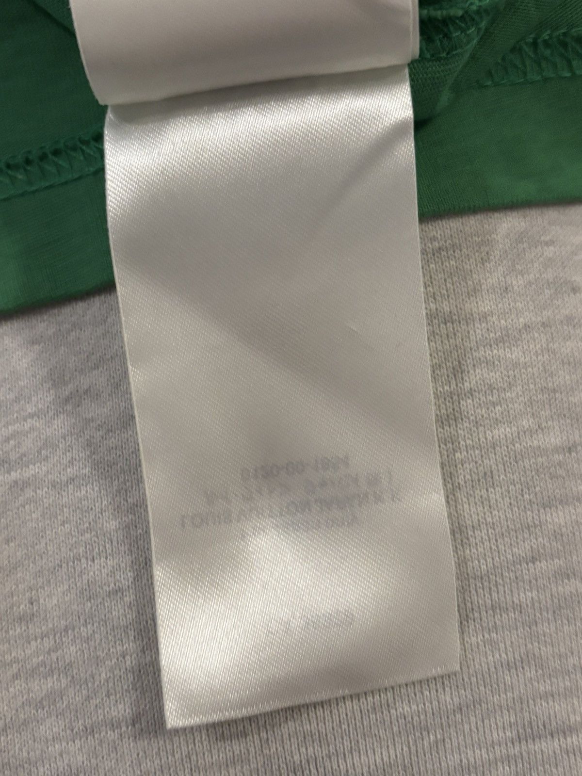 Louis Vuitton Louis Vuitton debossed green Tee Shirt Size Large Size US L / EU 52-54 / 3 - 10 Thumbnail