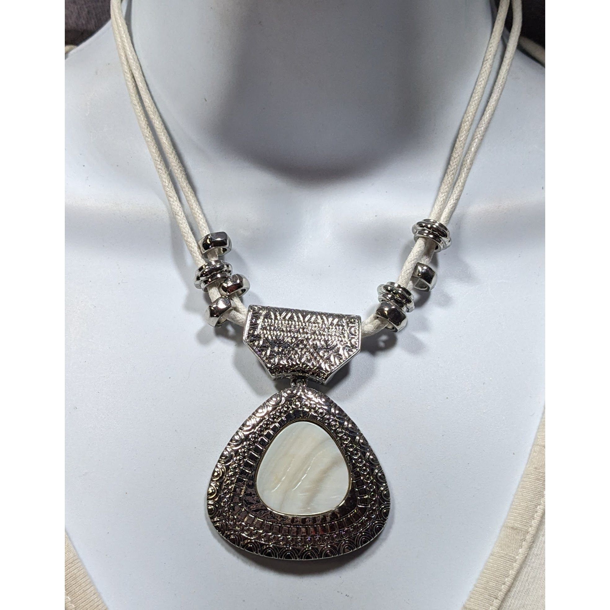 Other Vintage Chico's Mother Of Pearl White And Silver Tone Pendan Size ONE SIZE - 4 Thumbnail