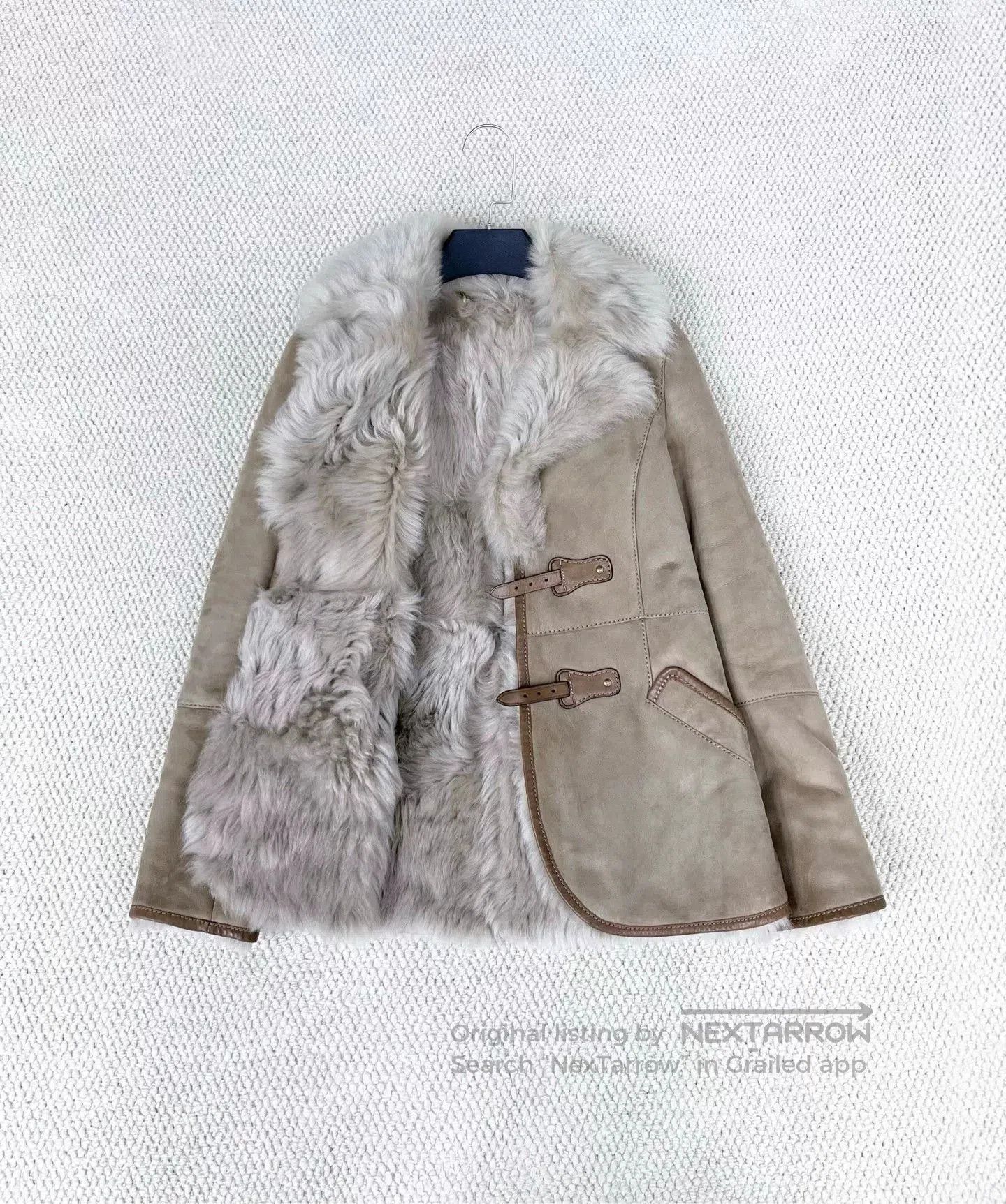 Gucci luxurious beige shearling jacket with gold chain. Size S / US 4 / IT 40 - 6 Thumbnail