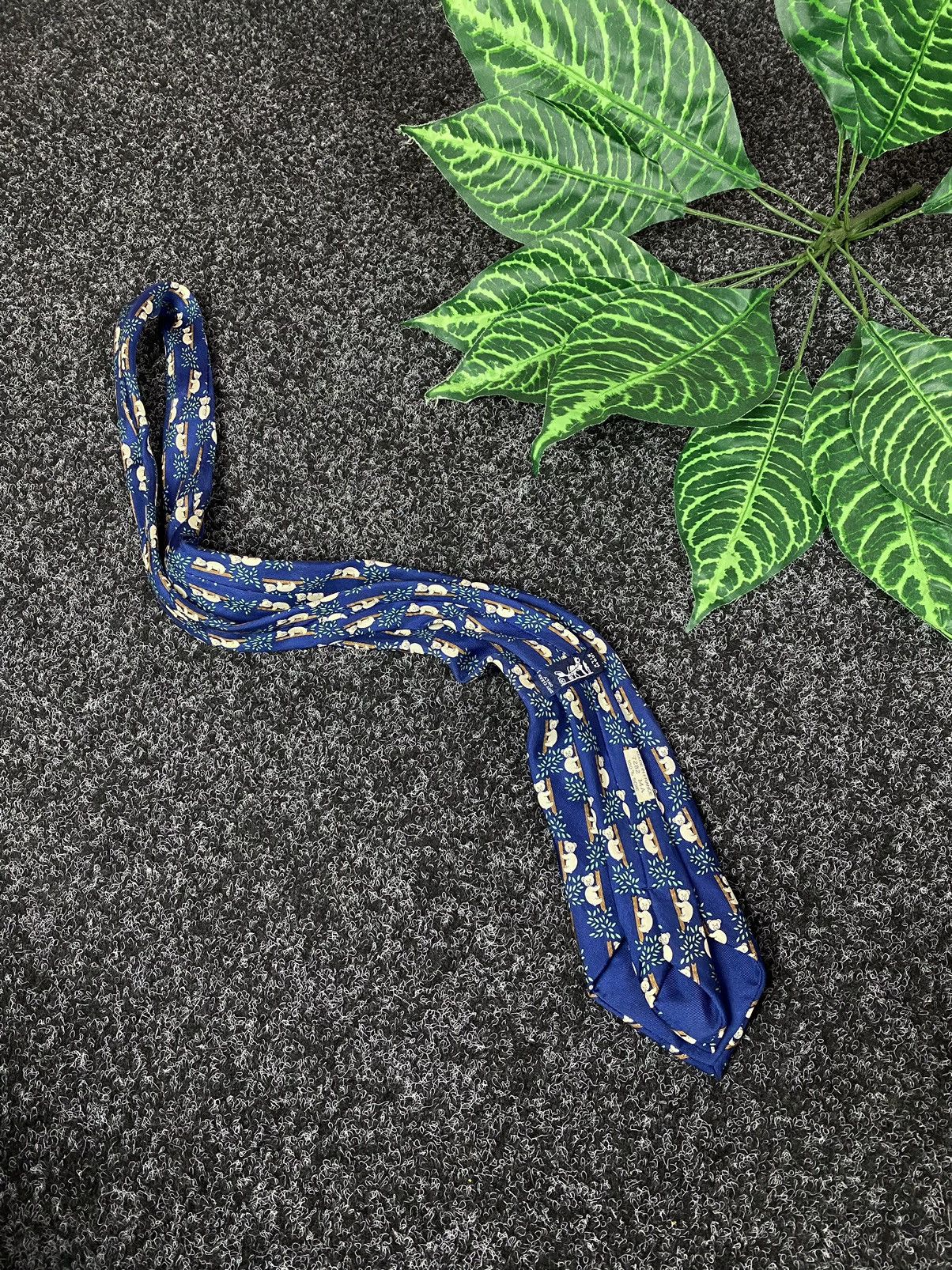 Hermes Hermes 7282 Blue Silk Climbing Bears Print Neck Tie Size ONE SIZE - 7 Thumbnail