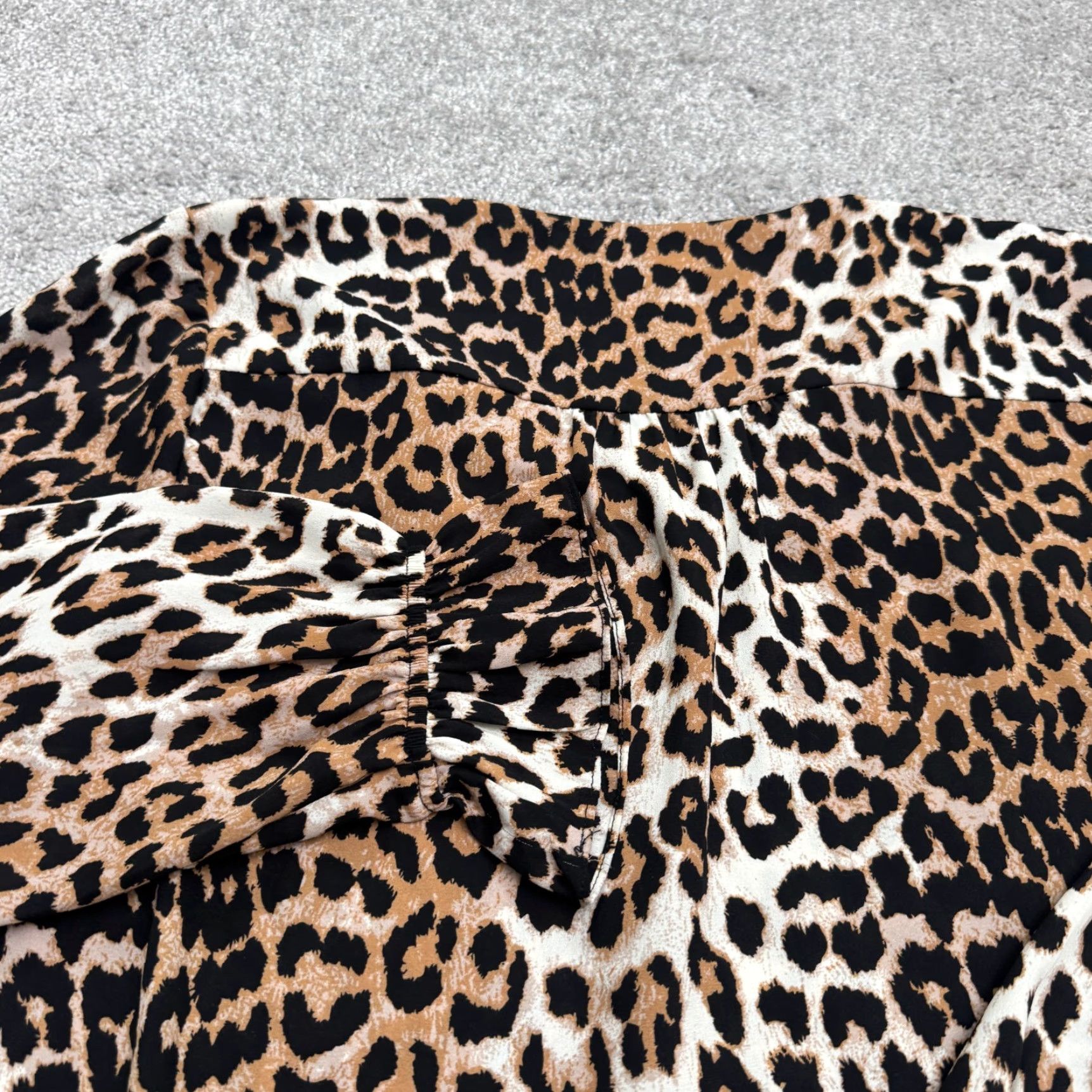Vintage Tahari Leopard Button Down Blouse Women Medium Brown Collarless Long Sleeve NWOT Size M / US 6-8 / IT 42-44 - 3 Thumbnail