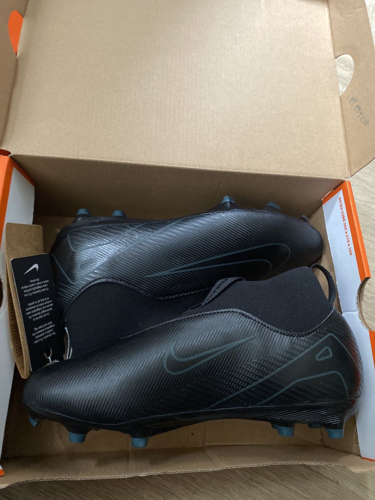 Nike NIKE SOCCER CLEATS ( READ DESCRIPTION!!!!) Size US 5 / EU 37 - 3 Thumbnail