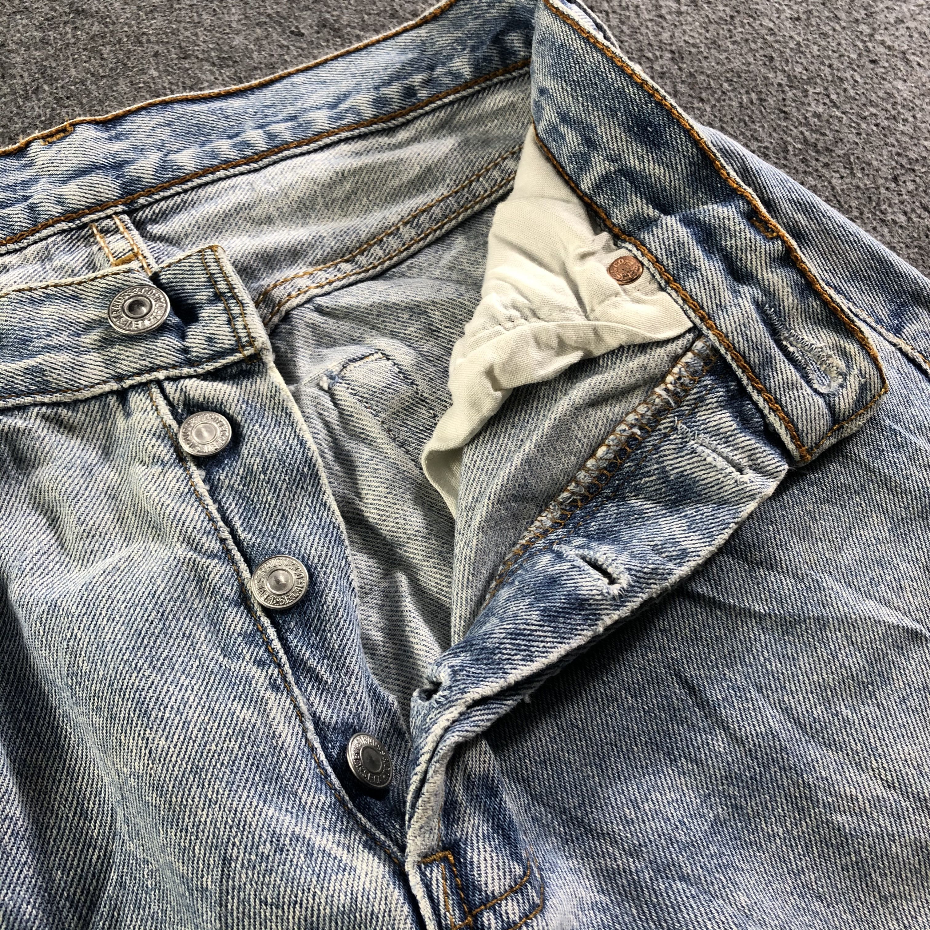 Levi's 90s Vintage Light Wash Levis 501 Jeans-J3881 Size US 27 - 8 Thumbnail