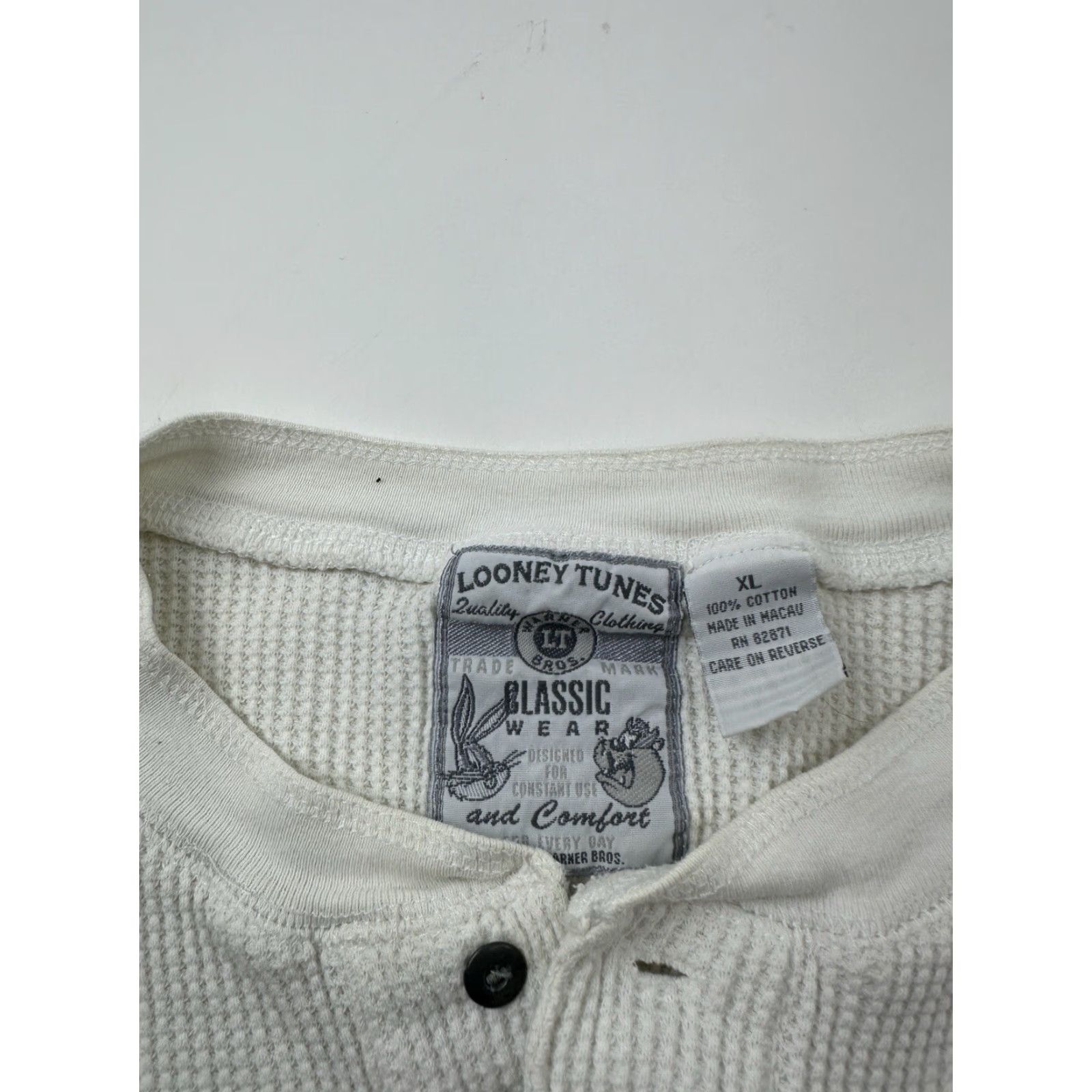 Vintage VINTAGE Looney Toons Shirt Mens XL White Henley Cotton Long Sleeve Tweety Sylvester 90s Grunge Minimalist Casual Hipster Grandad Collar Size US XL / EU 56 / 4 - 6 Thumbnail
