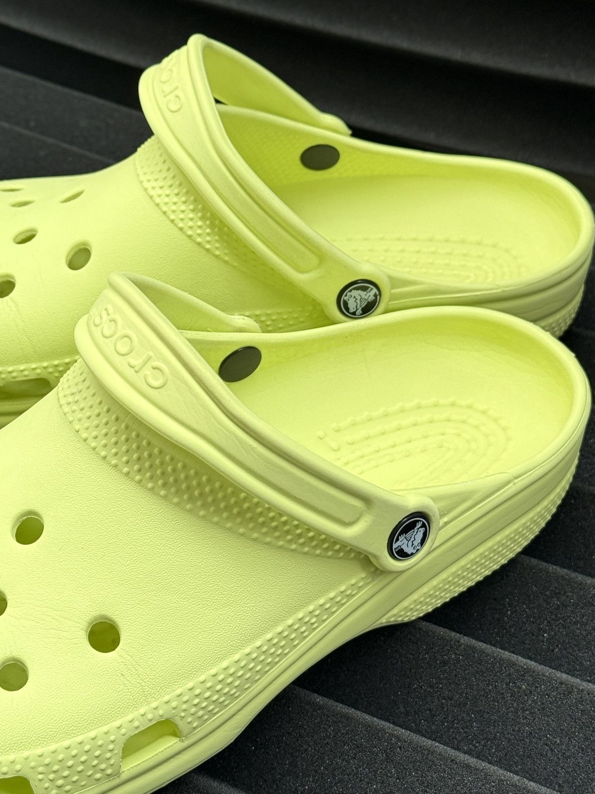 Crocs Classic Clog Slip On - Soft Yellow Size US 10 / EU 43 - 3 Thumbnail
