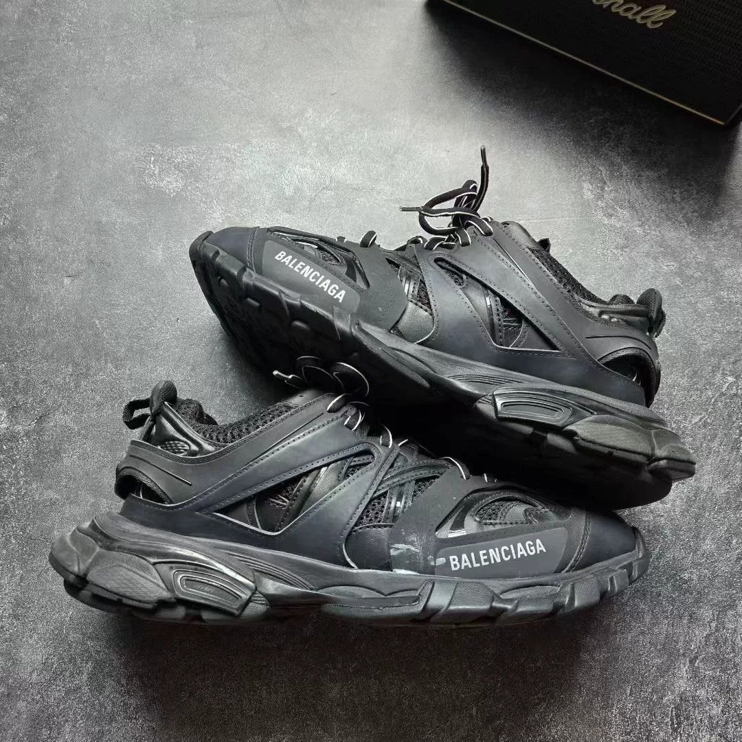 Balenciaga Balenciaga Black Lowtop Sneakers 42 Men Size US 9 / EU 42 - 1 Thumbnail