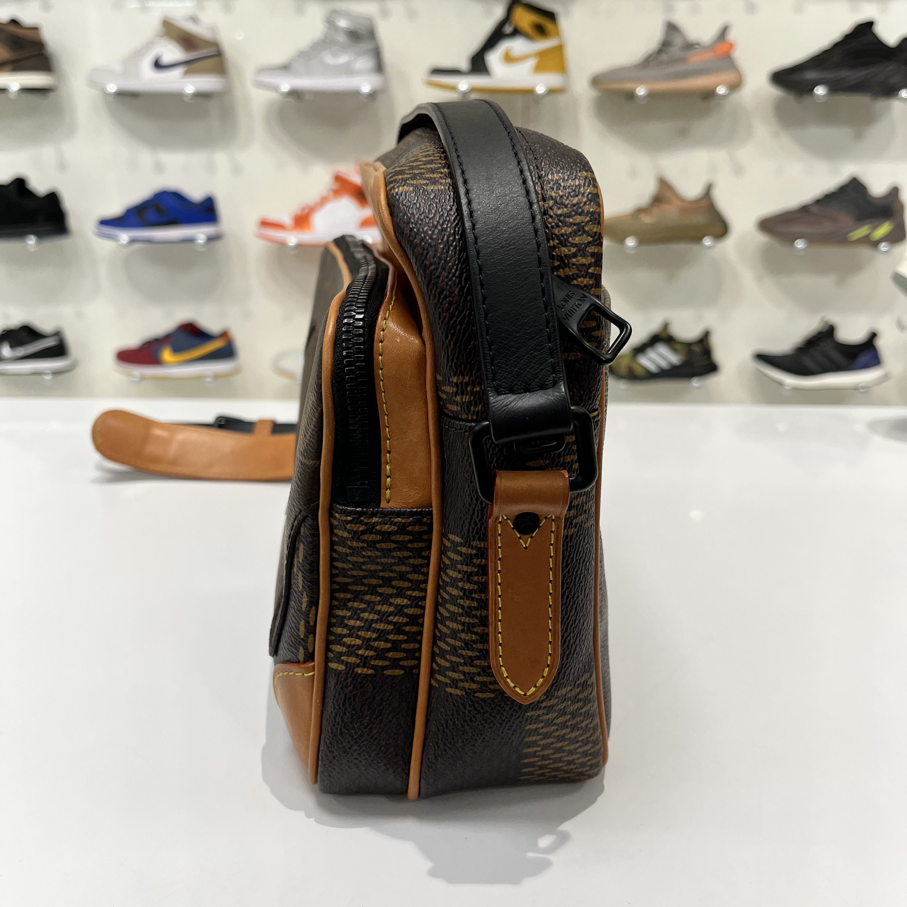 Louis Vuitton × Nigo × Virgil Abloh Louis Vuitton Virgil Abloh x Nigo Nil Messenger Giant Brown Size ONE SIZE - 4 Thumbnail