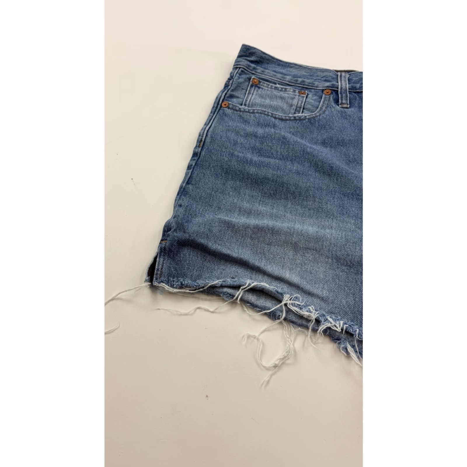 Madewell Madewell Shorts Womens 32 Blue Relaxed Mid-Length Denim Raw Hem Frayed Cutoff Size 24" / US 00 / IT 34 - 4 Thumbnail