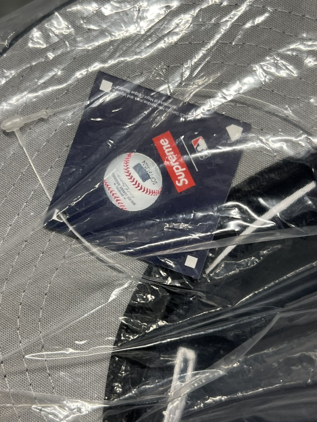MLB × New York Yankees × Supreme Brand new Yankees supreme box logo new era hat Size ONE SIZE - 3 Thumbnail