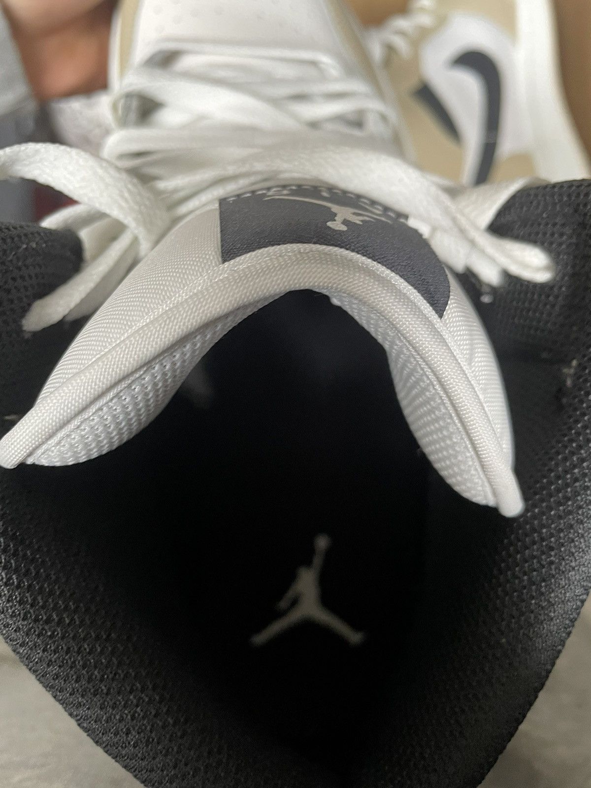 Nike Nike Air Jordan 1 Mid SE in cream and black Size US 12.5 / EU 45-46 - 8 Thumbnail