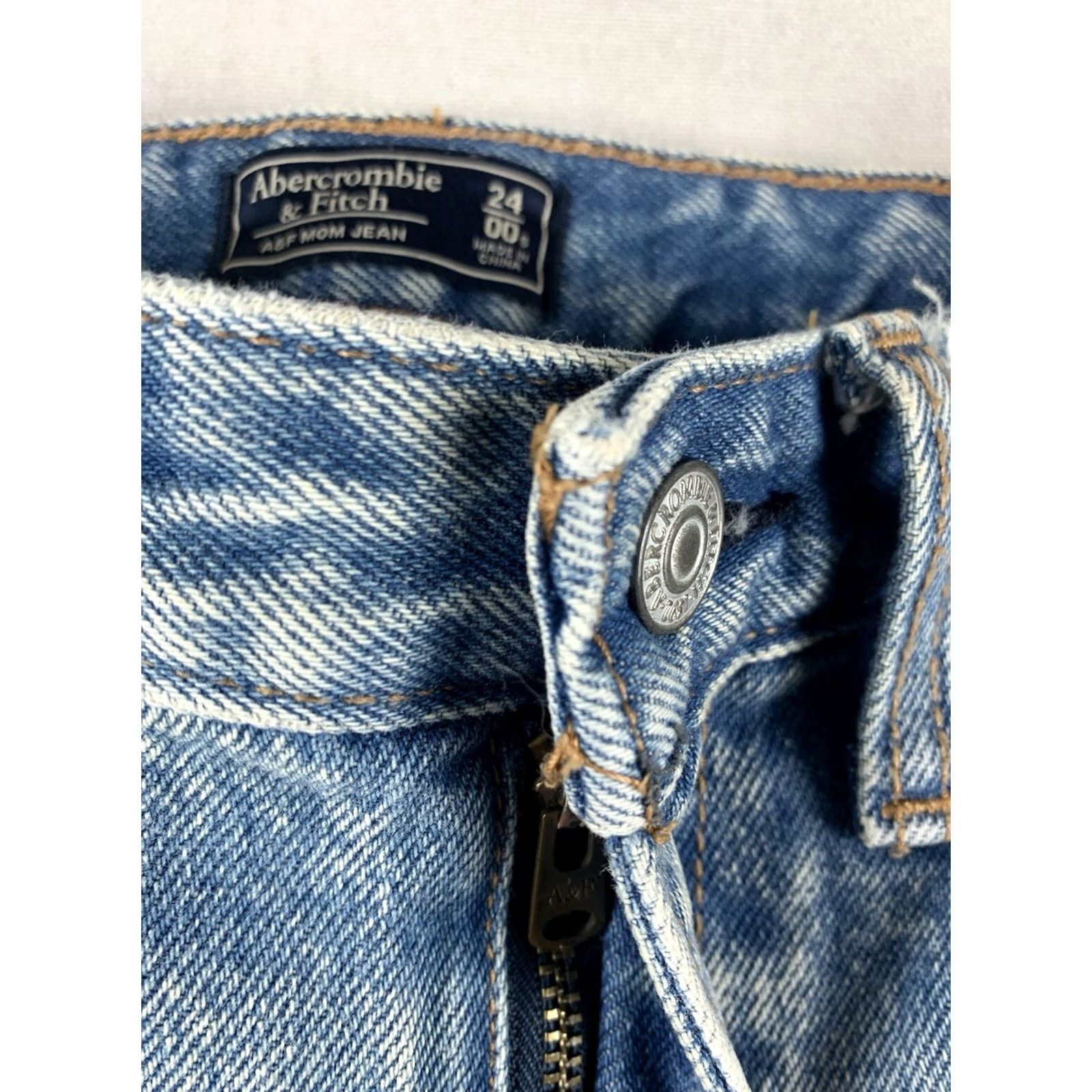 Abercrombie & Fitch Abercrombie & Fitch The Mom High Rise Jeans Womens 00 / 24 Blue Distressed 24x25 Jeans Women Distressed High Rise Blue 90s Theme Size 24" / US 00 / IT 34 - 6 Thumbnail