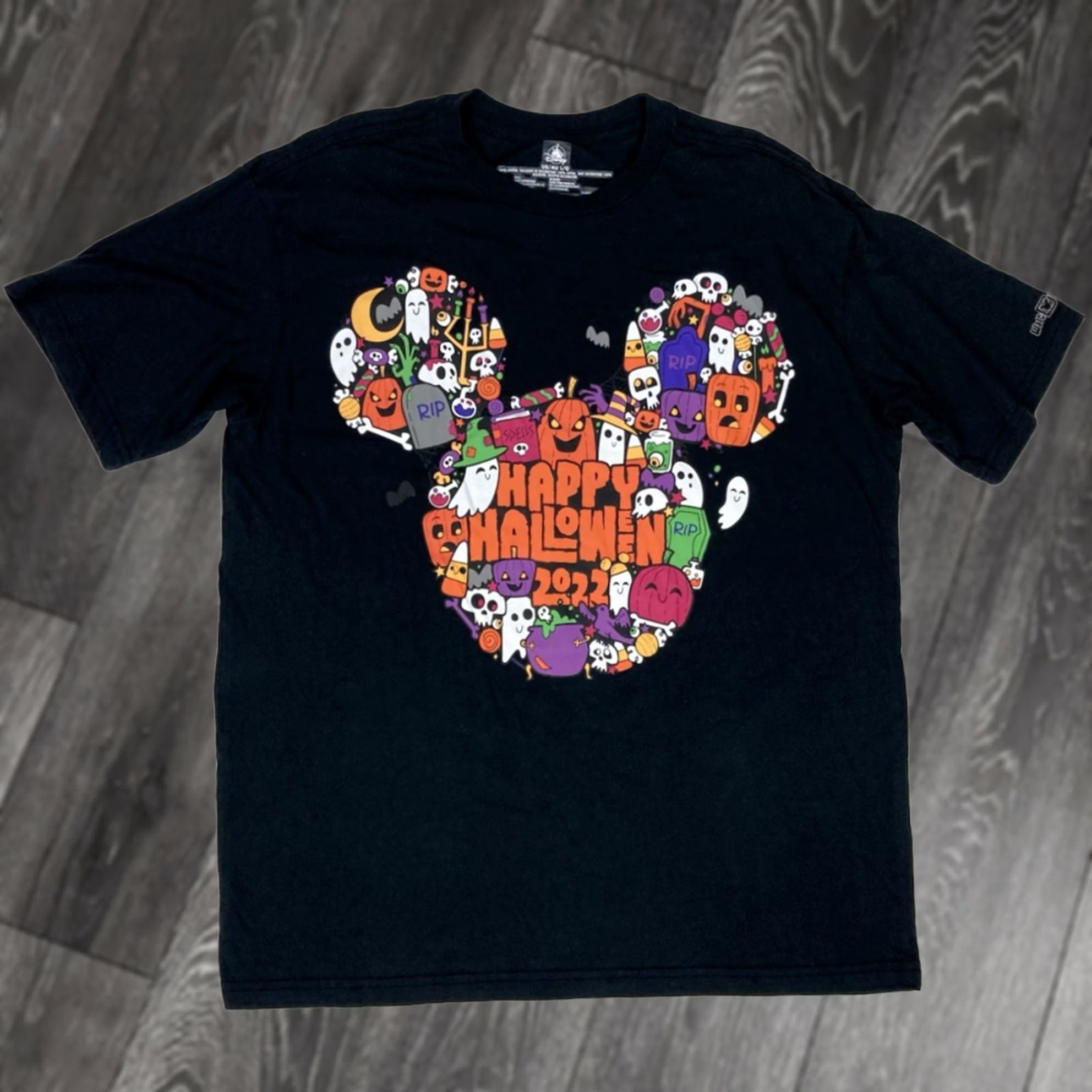 Disney VINTAGE Disney Happy Halloween 2022 Mickey Mouse Graphic T-shirt Men Large Black Size US L / EU 52-54 / 3 - 1 Thumbnail