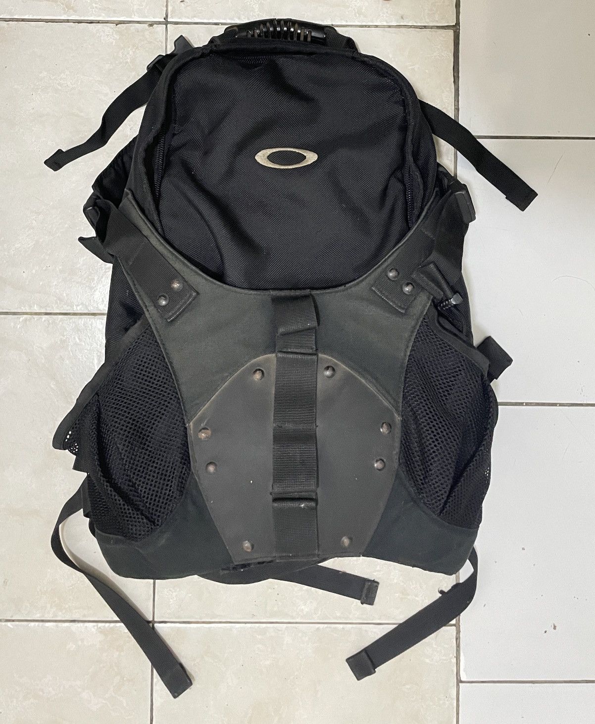 Oakley × Streetwear × Vintage Oakley sling bag Y2k gorpcore | Grailed