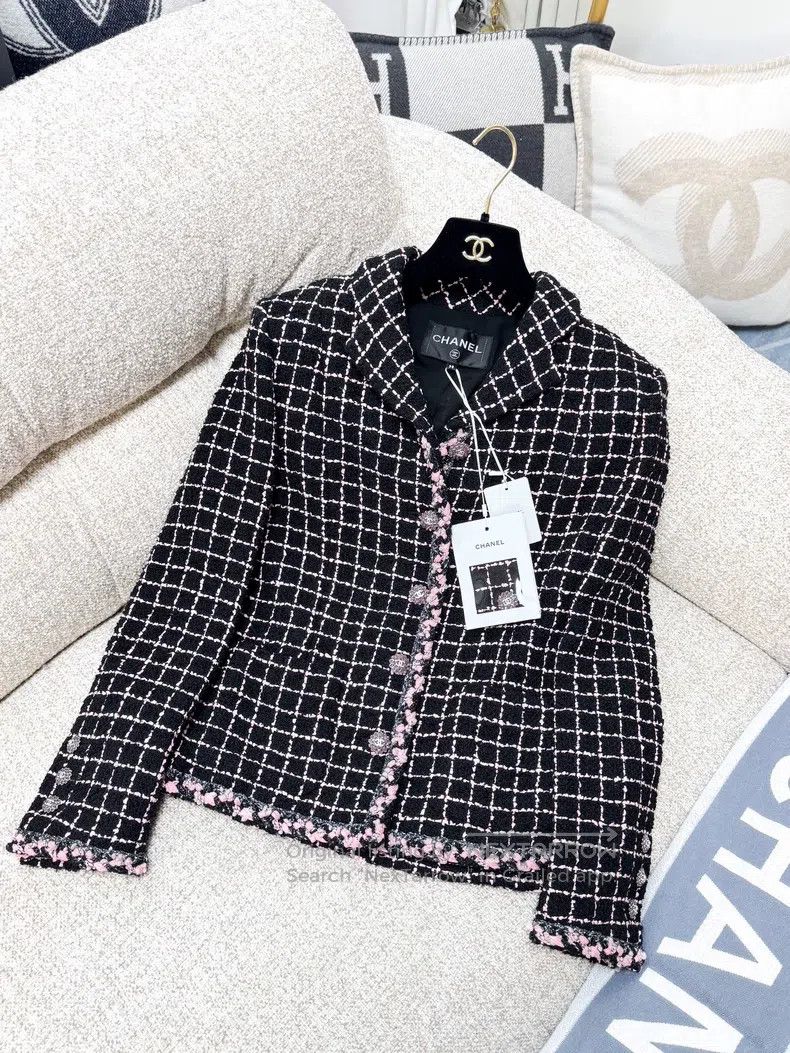 Chanel 23k show black pink plaid petal rolled edge flower