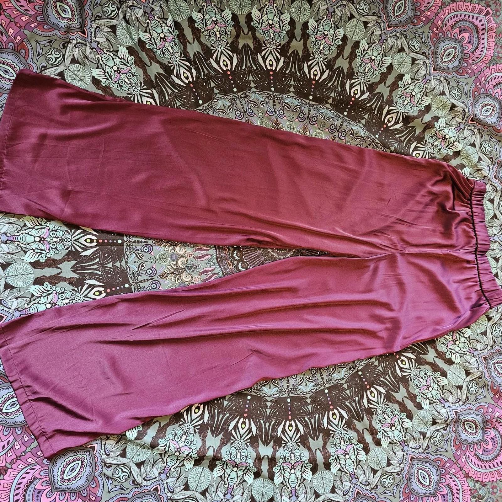 Fashion Nova Fashion Nova Women's Silky Long Flare Pants Size 32" / US 10 / IT 46 - 6 Thumbnail