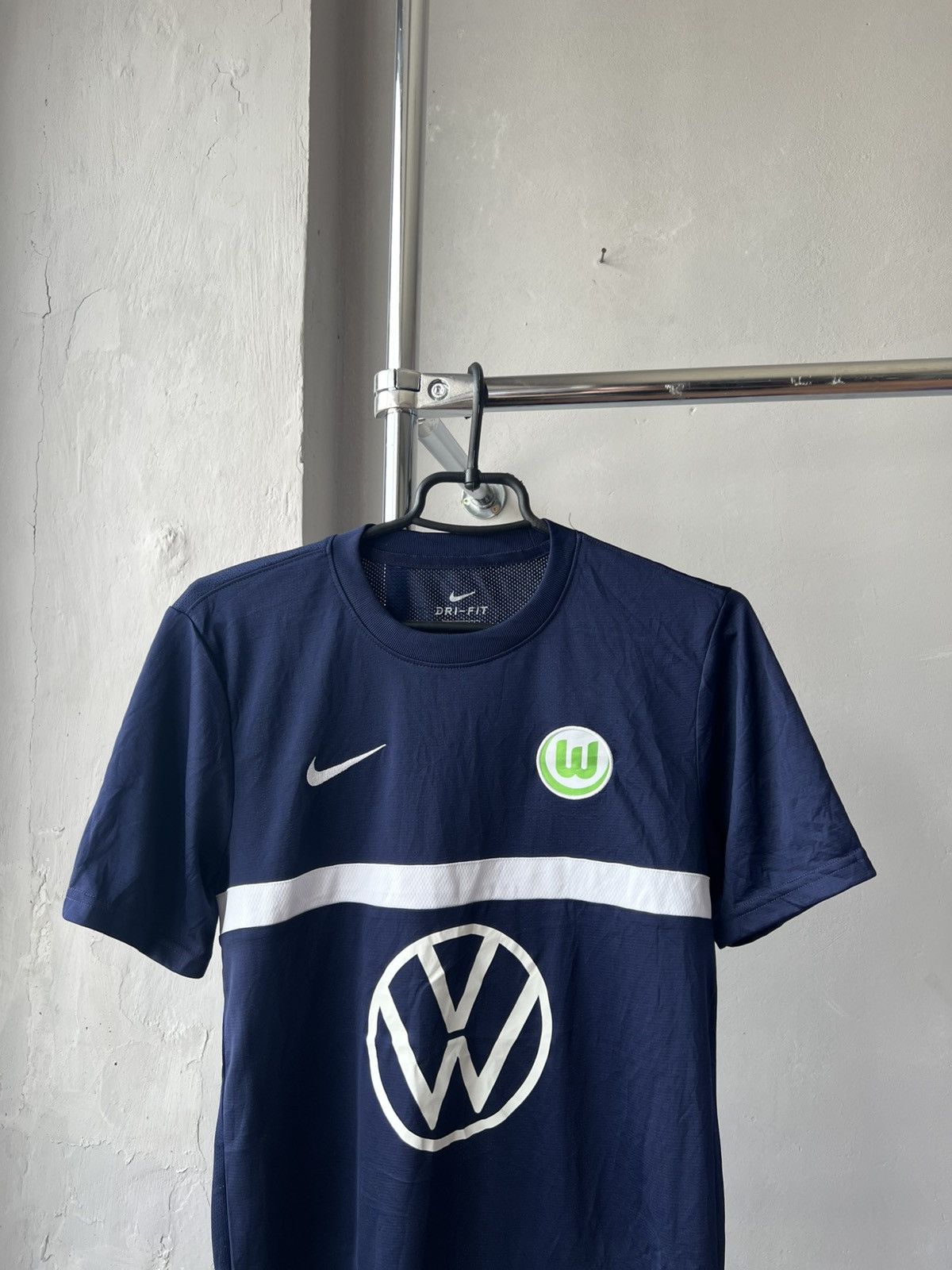 Nike 2019/20 WOLFSBURG TRAINING SOCCER JERSEY FOOTBALL SHIRT NIKE Size US S / EU 44-46 / 1 - 3 Thumbnail