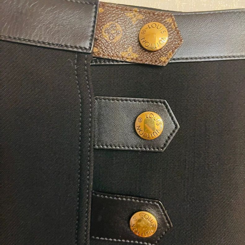 Louis Vuitton Louis Vuitton Single-breasted solid skirt 2503-Nextarrow Size 35" - 3 Thumbnail