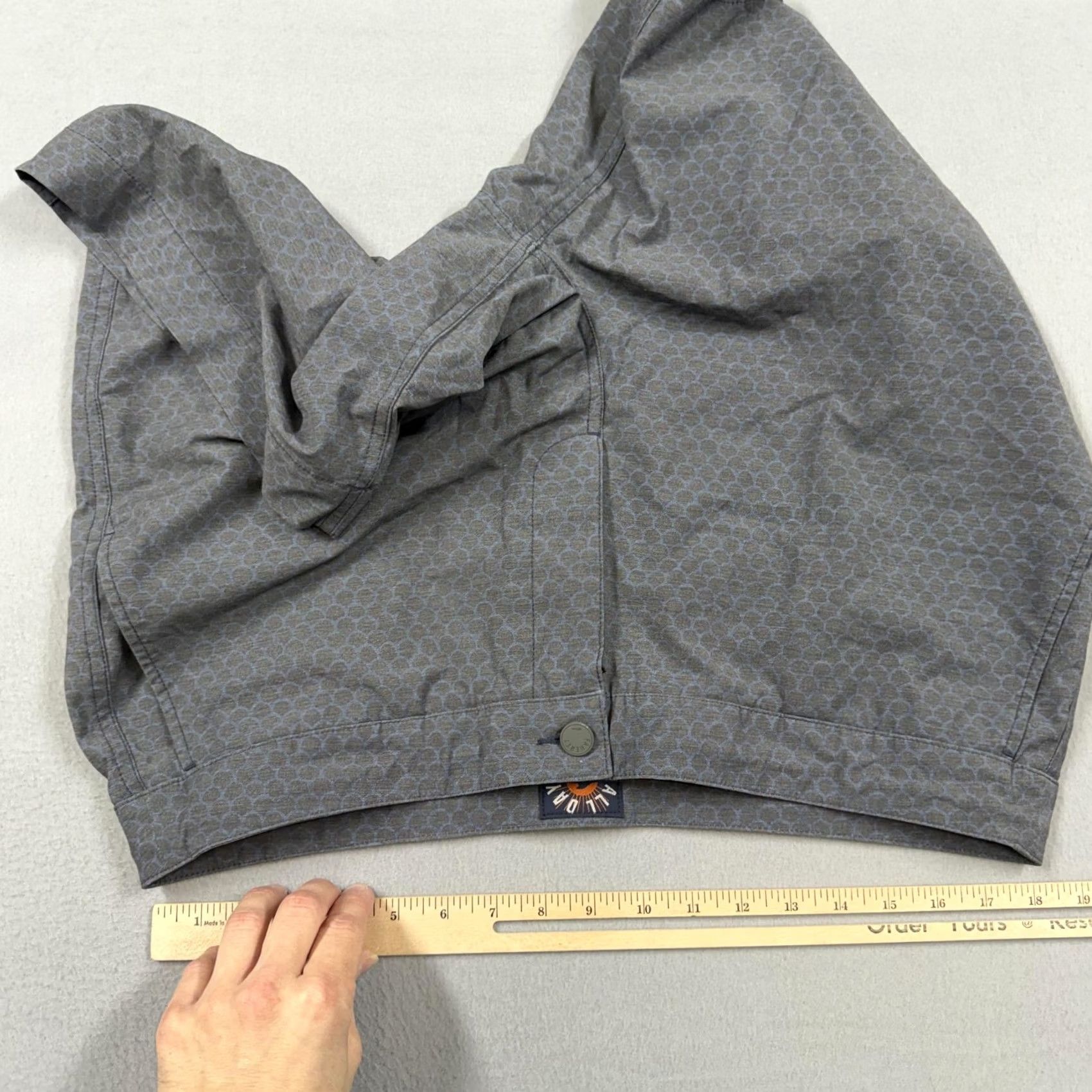 Vintage Faherty Brand Men's Chino Shorts 36 Gray All Day Geo Print 9 Inseam Stretch, Flat Front, Pockets, Drawstring, Zip, Logo, Casual, Summer, Mens Size US 36 / EU 52 - 7 Thumbnail