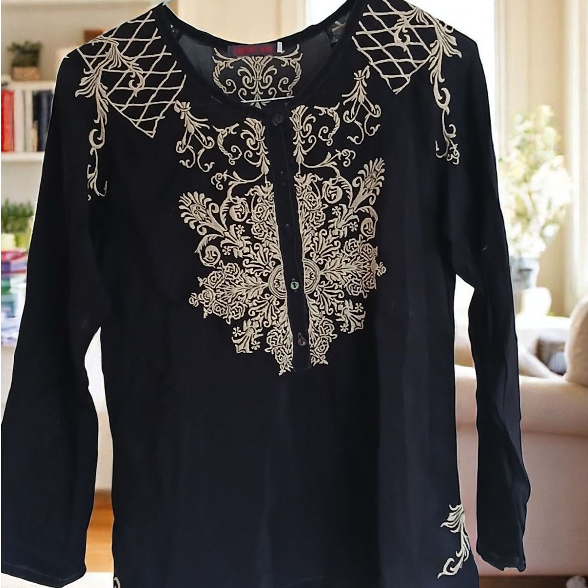 Johnny Was Johnny Was Embroidered Crew Neck Buttoned L/S Size: SP Size S / US 4 / IT 40 - 1 Thumbnail