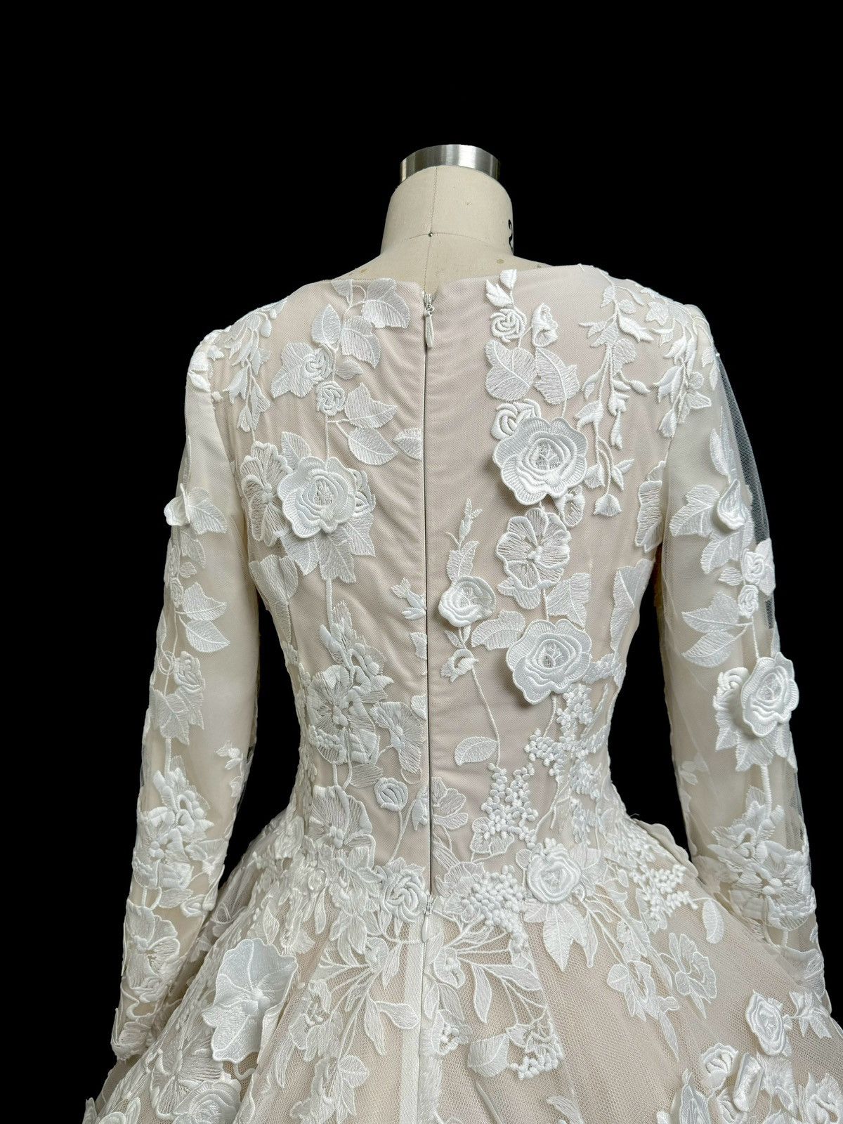 Other Preloved US 4 Anna Augusta 3D Embroidery Lace Wedding Dress Size S / US 4 / IT 40 - 7 Thumbnail