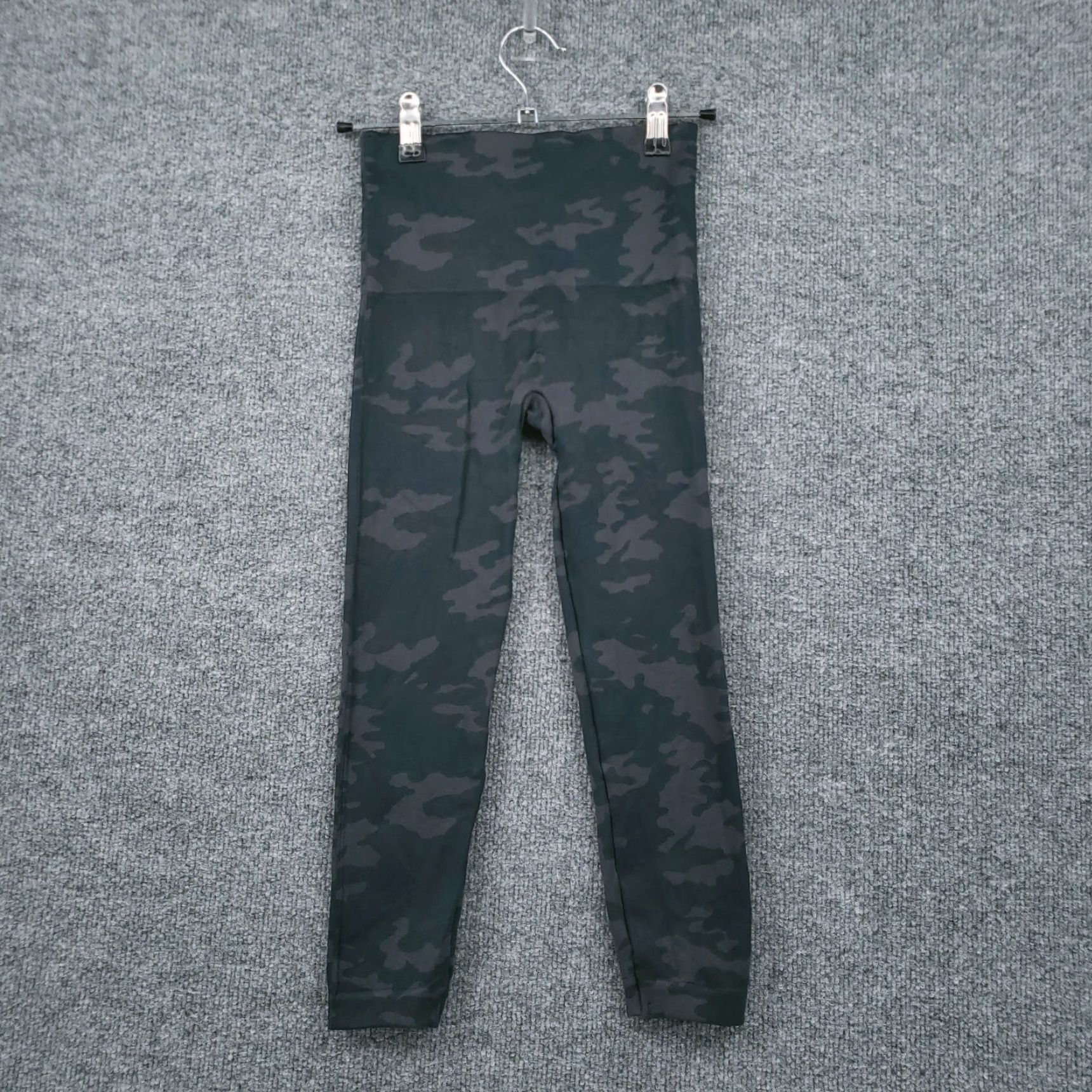 Spanx Spanx Leggings Womens S Small Green Capri Mid-Rise Seamless Camouflage Pull On Size 28" / US 6 / IT 42 - 2 Thumbnail