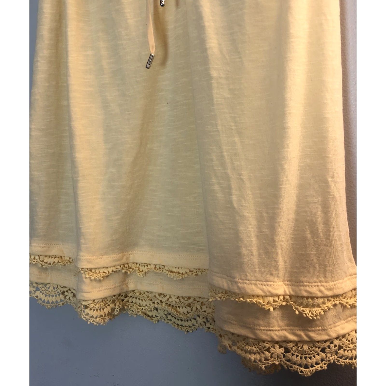 White House Black Market White House Black Market Blouse Womens M Yellow Sleeveless V Neck Knit Career Tank Size M / US 6-8 / IT 42-44 - 2 Thumbnail