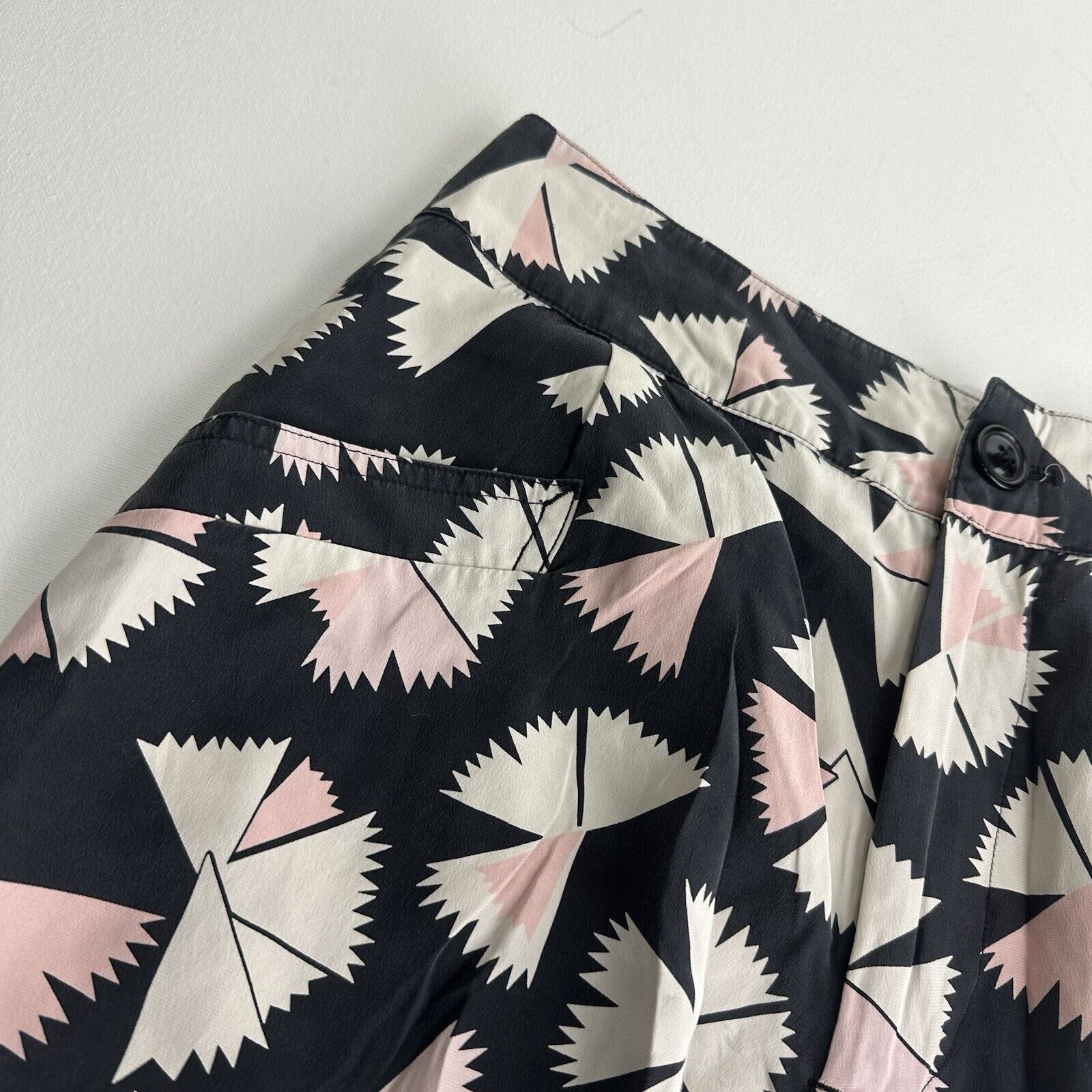 Marc by Marc Jacobs Marc by Marc Jacobs Geometric Silk Shorts Size S Size 28" / US 6 / IT 42 - 2 Thumbnail