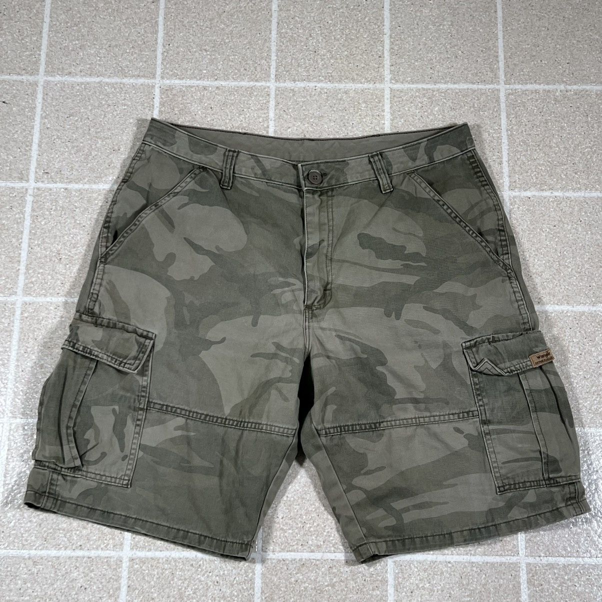Wrangler Wrangler Mens Camo Cargo Shorts size 32 green Camouflage Size US 32 / EU 48 - 1 Thumbnail