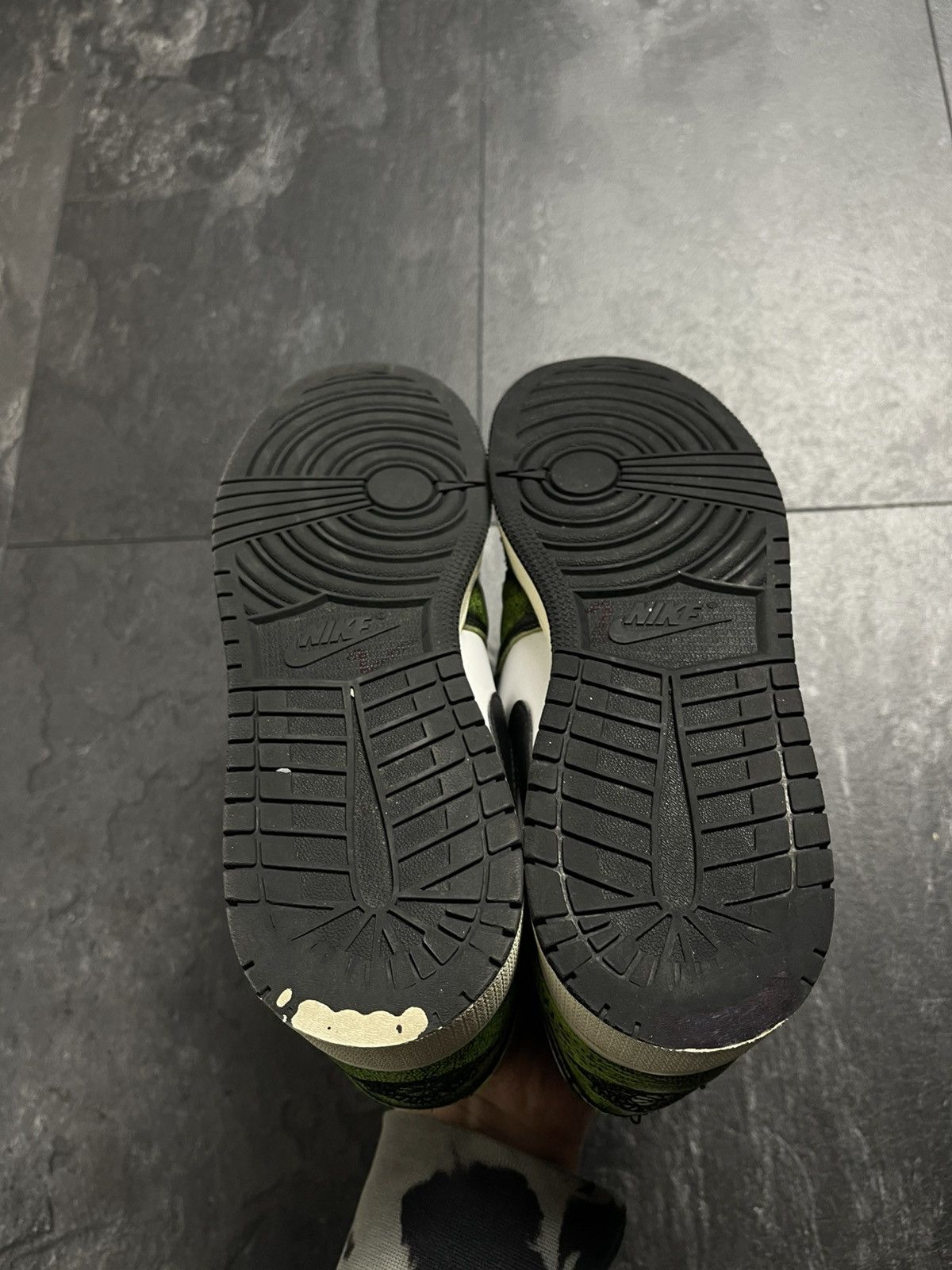 Streetwear Nike Air Jordan 1 Low SE GS Black/Green Size US 7 / EU 40 - 14 Thumbnail