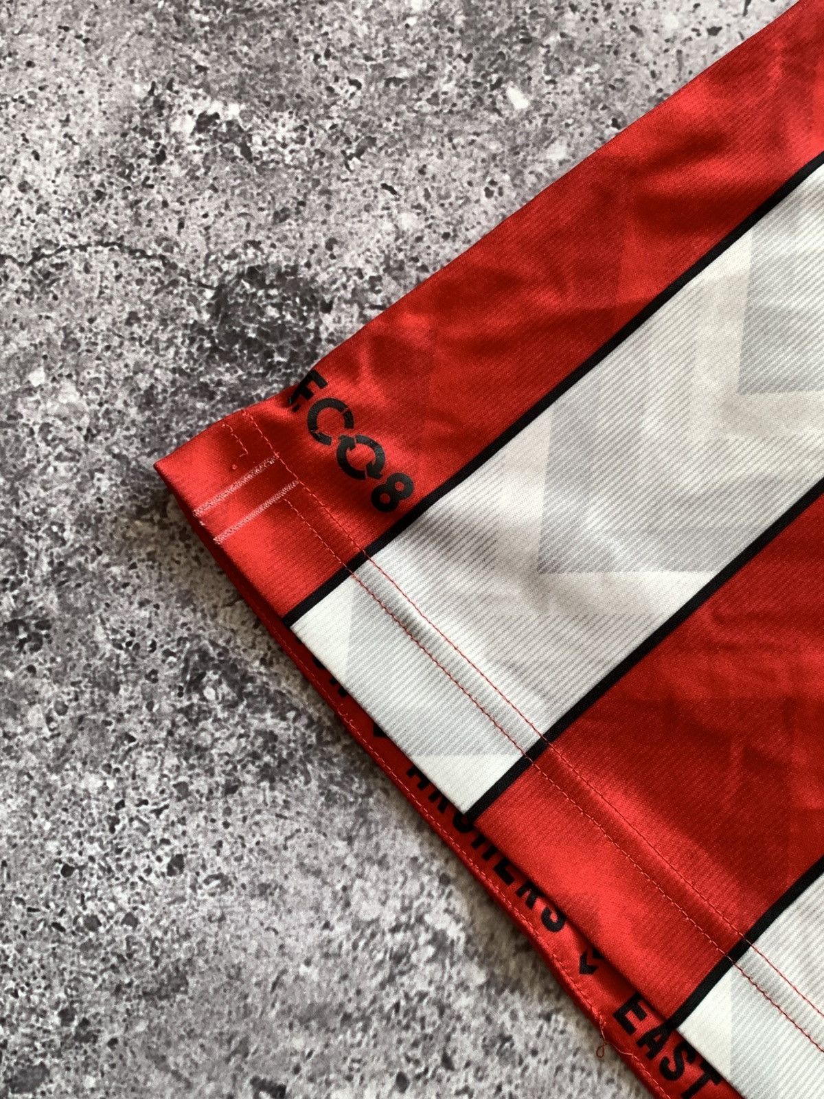 Hummel 🔥HUMMEL SOUTHAMPTON 2021/22 HOME SOCCER SHIRT Size US L / EU 52-54 / 3 - 8 Thumbnail