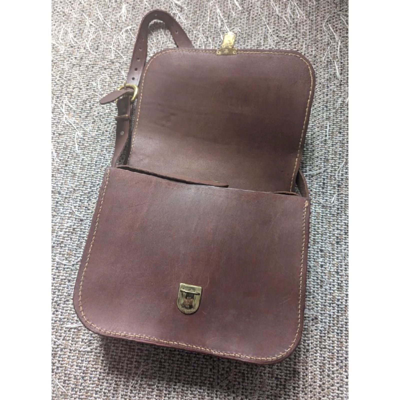 Eddie Bauer VINTAGE Eddie Bauer messenger bag COWHIDE brown leather bag Medium Unisex Adults Brown leather Messenger Bag 11.5" across 10" tall 3.5" wide Mens Size ONE SIZE - 3 Thumbnail