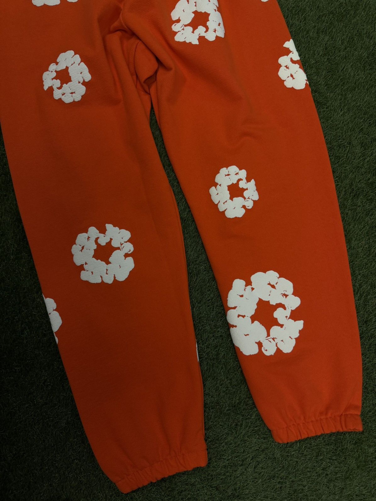 DENIM TEARS Denim Tears Cotton Wreath Sweatpants Size Large (NEW) Size US 33 - 5 Thumbnail