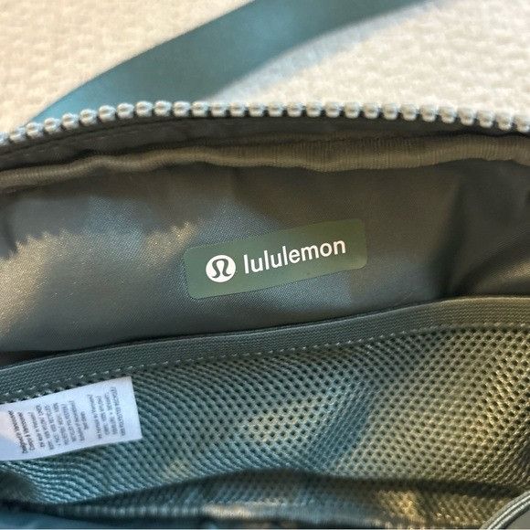 Lululemon New Lululemon Wear everywhere Belt Bag Green Size ONE SIZE - 8 Thumbnail