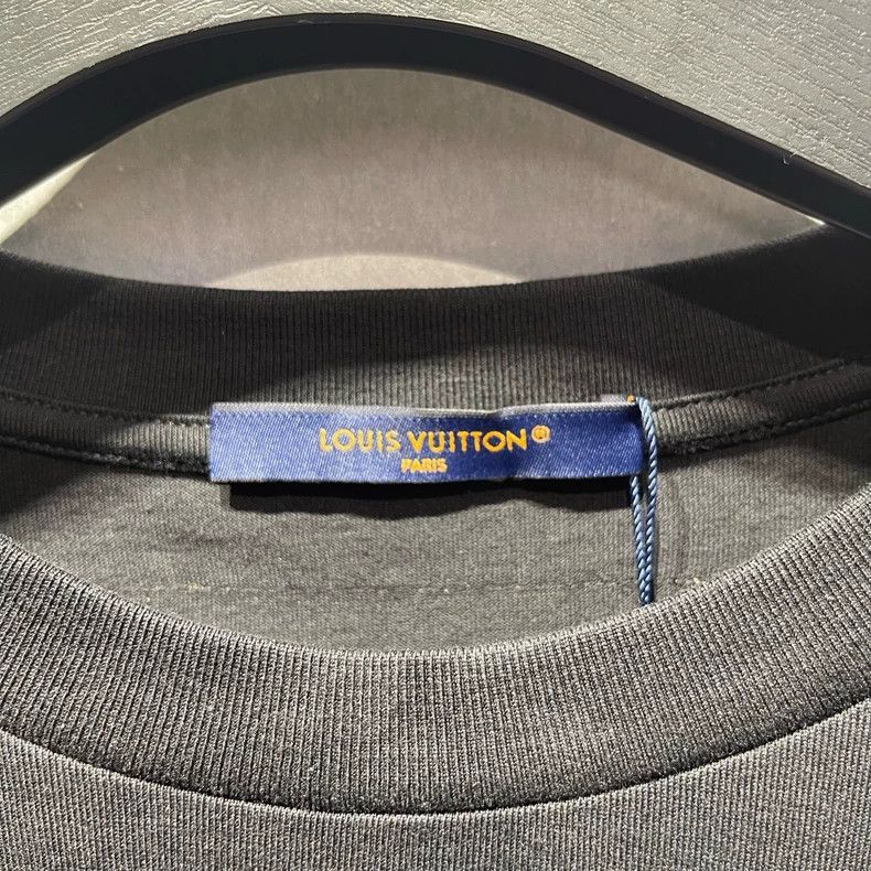 Louis Vuitton Louis Vuitton Rainbow logo printed long sleeve T-shirt Size US L / EU 52-54 / 3 - 3 Thumbnail