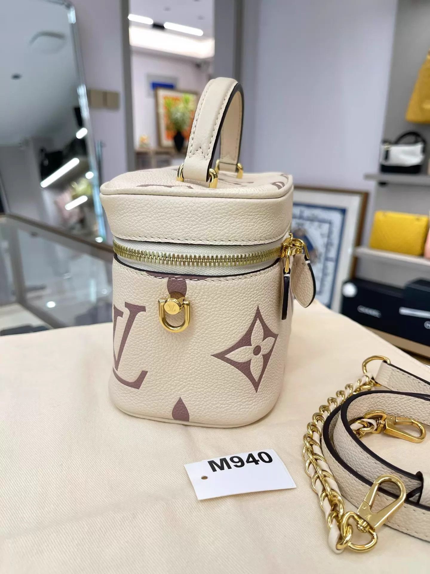 Louis Vuitton LV Vanity Cream White Leather Case Near Mint w/Dust Bag M940 Size ONE SIZE - 3 Thumbnail
