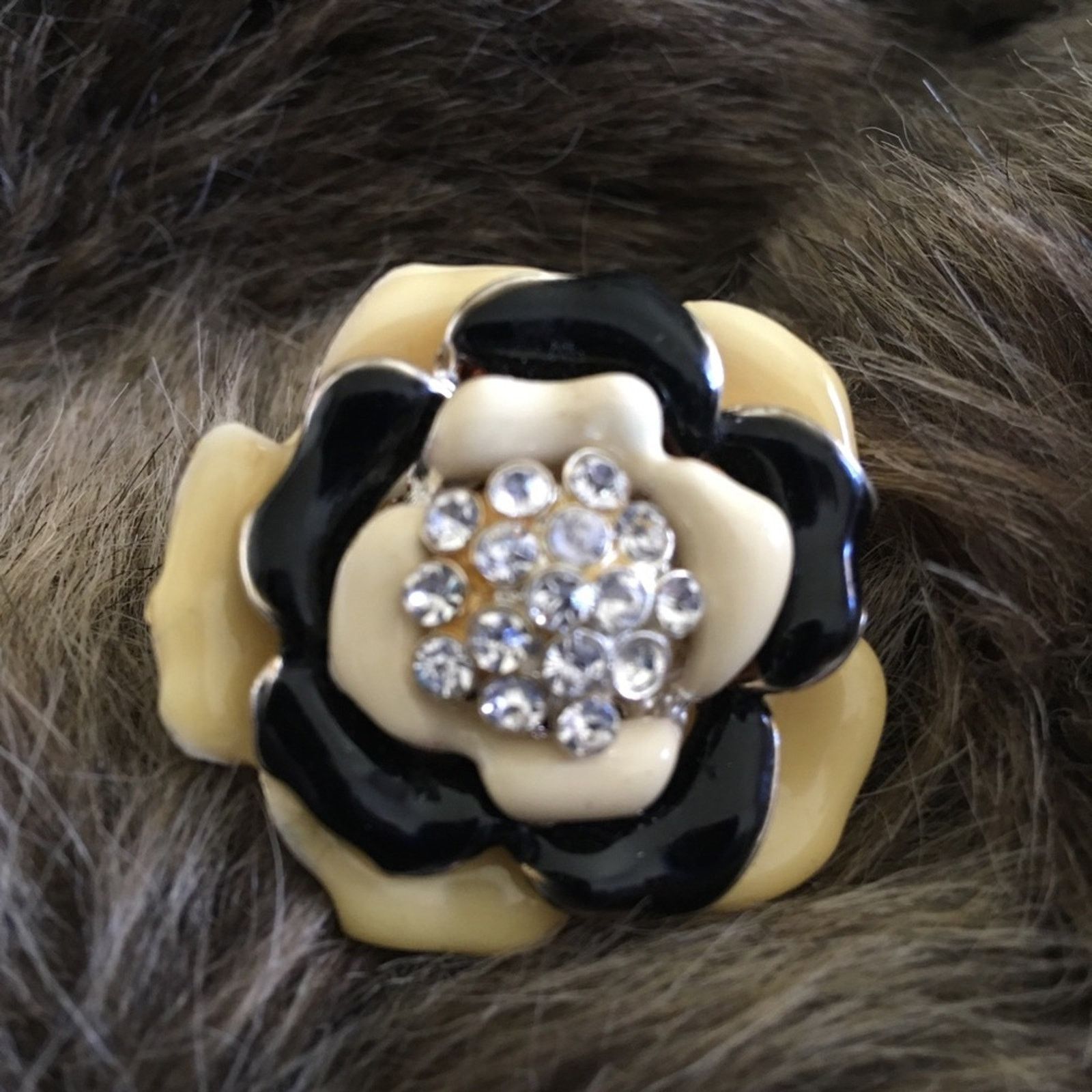Jewelry Black and cream rhinestone flower stretch ring Size ONE SIZE - 3 Thumbnail