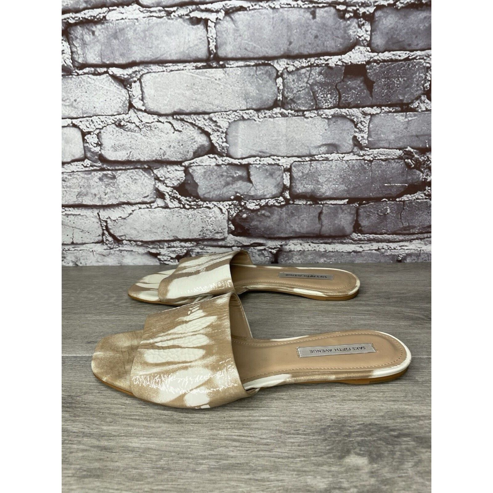 Saks Fifth Avenue Saks Fifth Avenue White Tan Patent Leather Slides Open Toe F Size US 9 / IT 39 - 1 Thumbnail