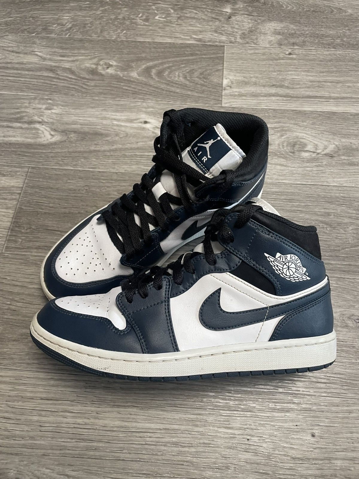 Nike Nike Air Jordan 1 Mid Armory Navy Men Size 8 EU 41 (2022) Size US 8 / EU 41 - 1 Thumbnail