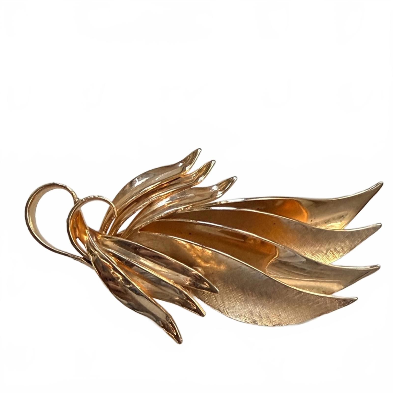 Other Vintage Mid Century Gold Tone Leaf Brooch Statement Pin Size ONE SIZE - 1 Thumbnail